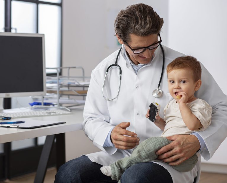 pediatrician-holding-toddler-consulation